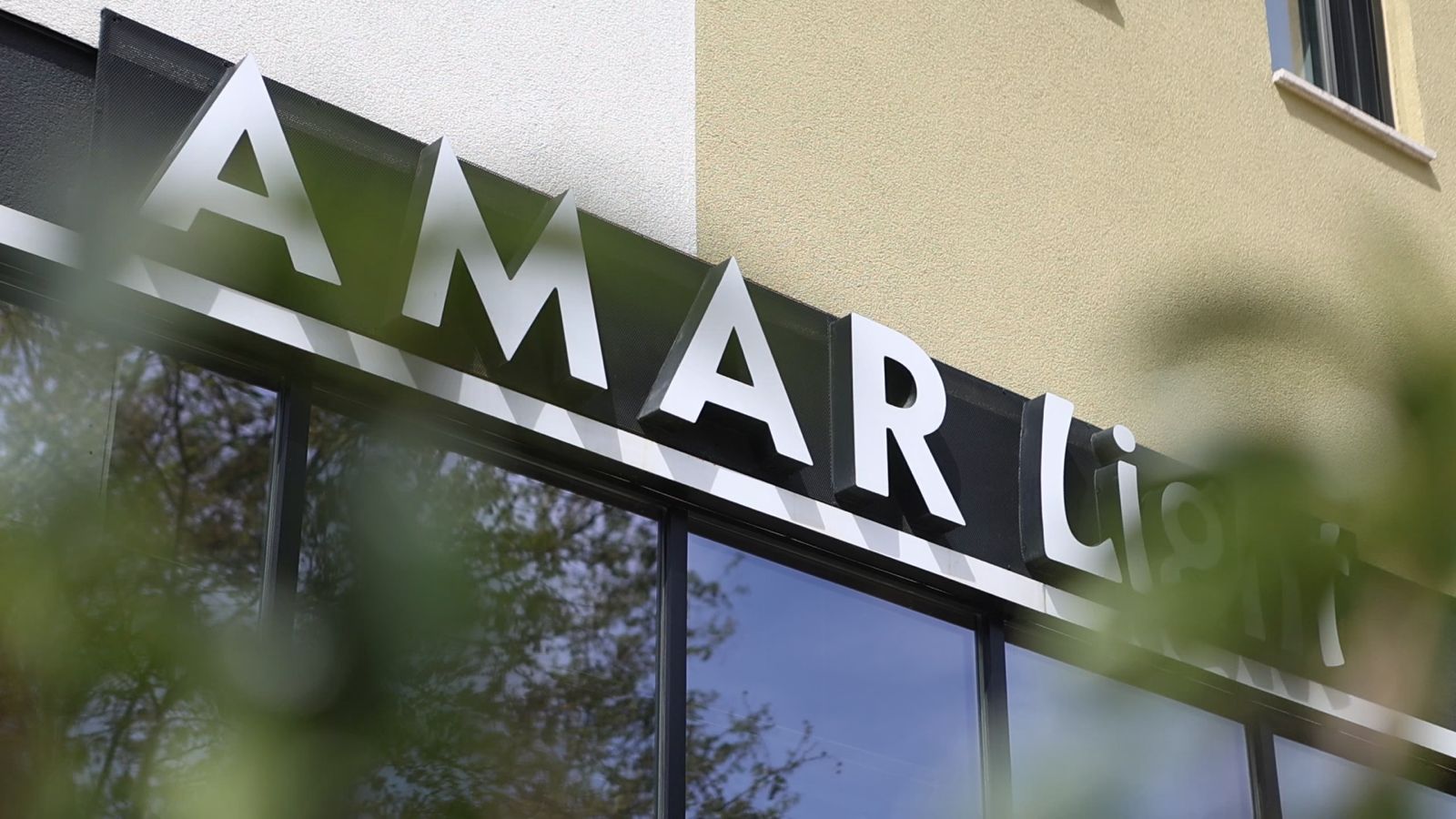 Furnizim me ndricues per vila, apartamente, klinika, zyra, dyqane, supermarkete, hotele, lokale, restorante.