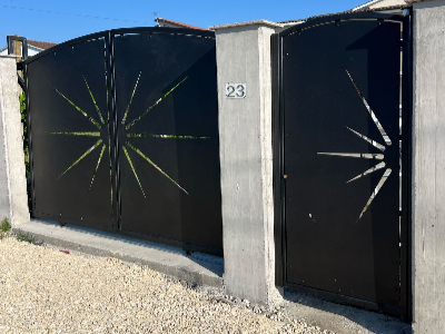Porte kryesore hekuri per banesen private Porte kryesore hekuri per banesen private