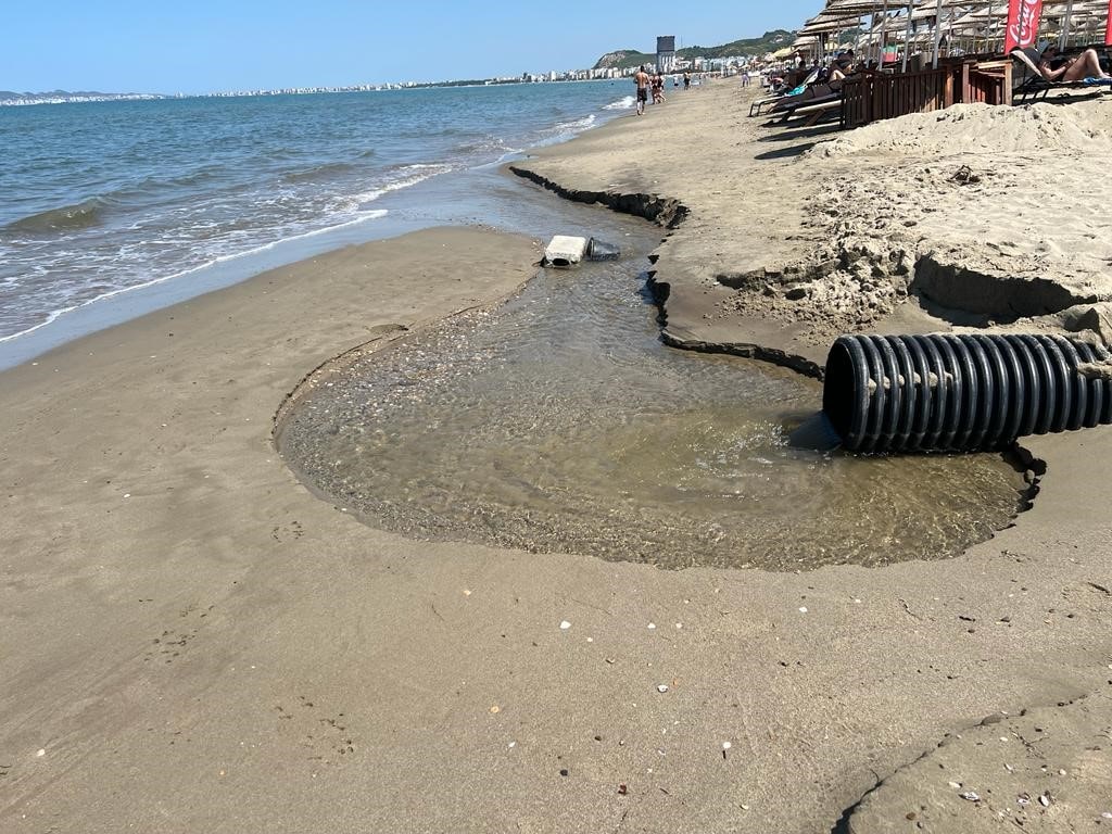 1 në 6 stacione plazhi me cilësi të keqe, ujërat e zeza vijojnë të derdhen në det dhe liqen