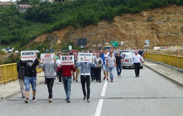 Taksa ne Rrugen e Kombit, protestojne tregtaret, parkojne kamionet ne Morine