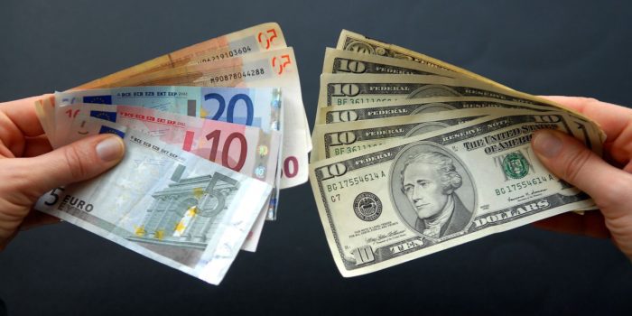 Dollari zhvleresohet me shpejtesi ne tregun vendas; Zbret poshte nivelit te 107 lekeve