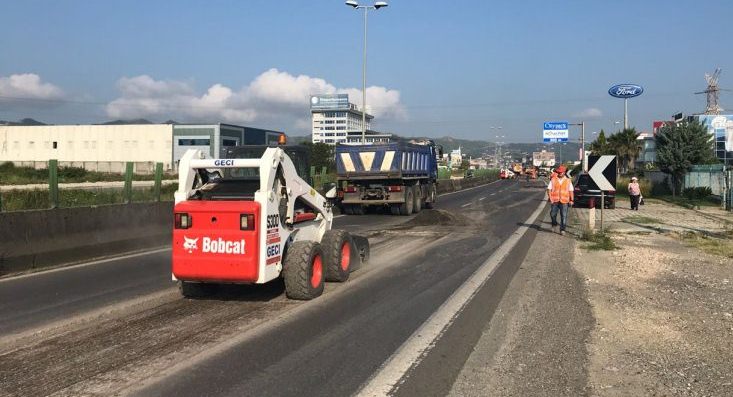 Vijojne me intensitet punimet ne autostraden Tirane-Durres