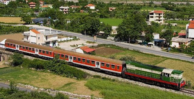 Hekurudha Tirane-Rinas-Durres, ndertimi nis brenda vitit