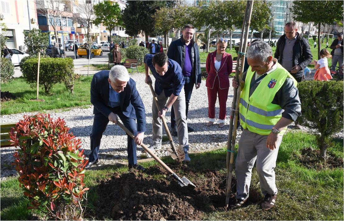 Njesia 5: Majko dhe Veliaj mbjellin peme, rrethrrotullimi i Komunes se Parisit drejt perfundimit