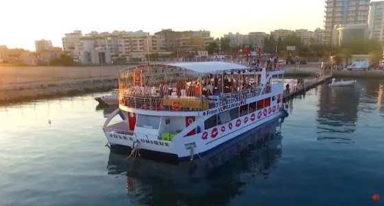 Anija e pare e udhetimeve turistike ne gjirin e Vlores
