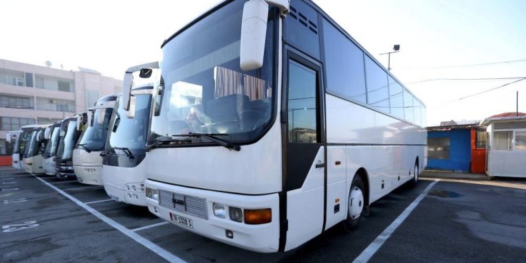 Ka mbivendosje linjash, pezullohen lejet per dhjetera linja autobusi nderqytetes