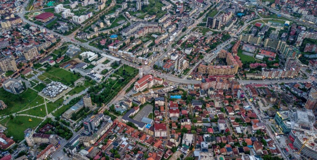 Bizneset e Kosovës investuan 1.54 mld euro në 2025, 53 për qind e tyre në ndërtim