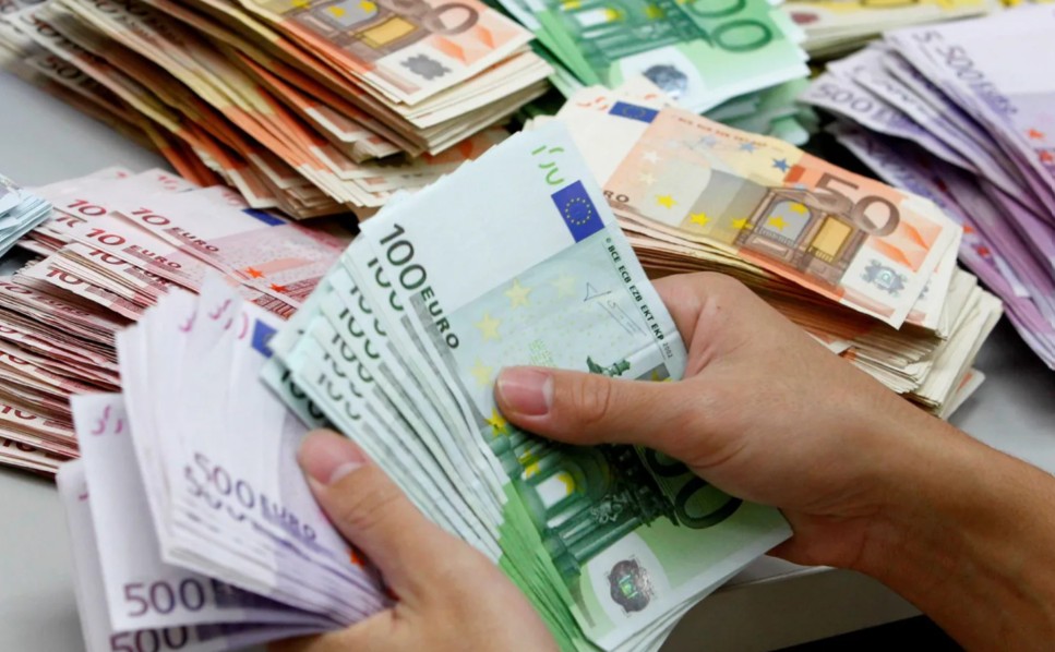 Bizneset po largohen nga kreditë në euro, huamarrja në lekë rritet me 10 për qind