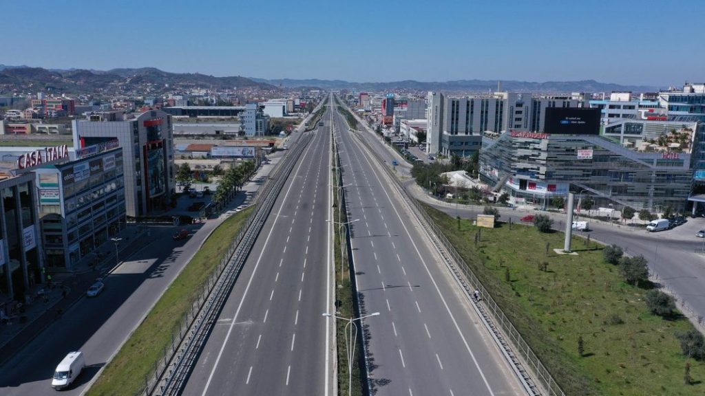 Bllokohet përkohësisht qarkullimi në aksin Tiranë–Durrës, ARRSH njofton devijimet për 1–3 shtator