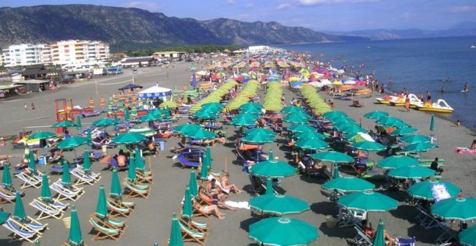 â€œFurtuneâ€ ne plazhin e Velipojes, aksioni i policise boshatis hapesirat pa leje 