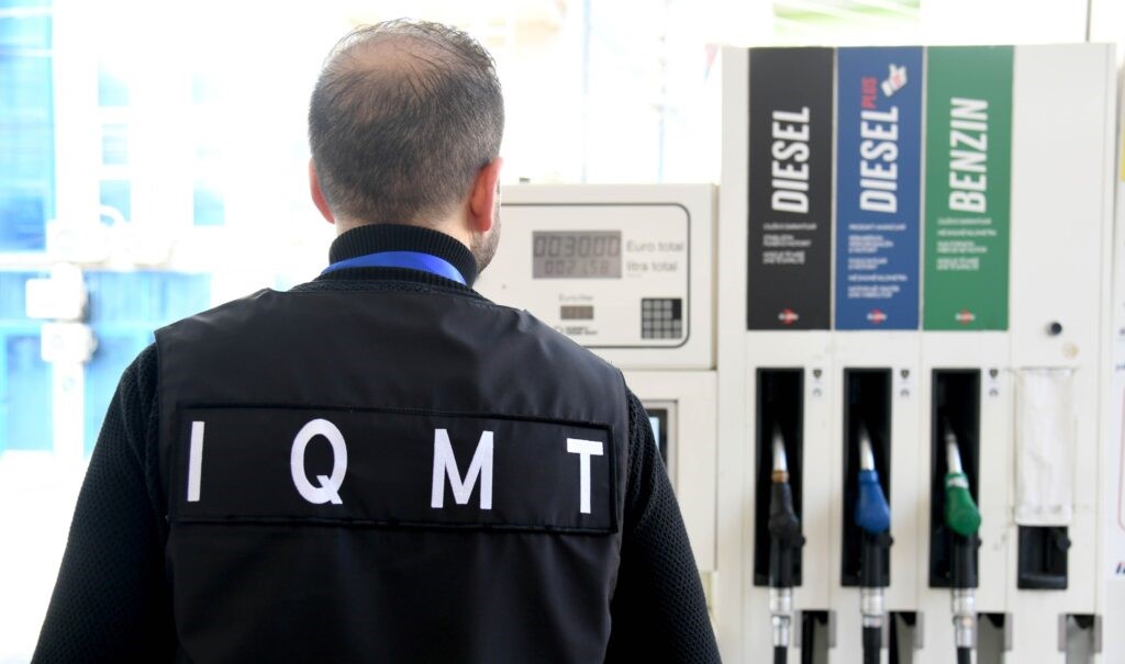 Çmimi i naftës në Kosovë rreth 2 euro, tregu mbetet i paqartë për ditët në vijim