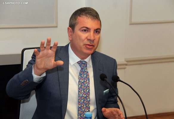 Uji i pijshem, qeveria pas 1 shkurtit nis aksionin per pajisjen me sahate dhe fatura
