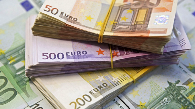 Dobesimi i euros 'derrmon' shqiptaret, 250 mln euro me pak kursime ne banka