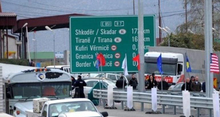 Karantina gjate fundjaves, kosovaret nisen drejt Shqiperise. Radhe e gjate mjetesh ne kufi