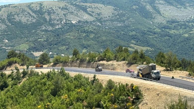 Drejt përfundimit rruga Berat-Ballaban, vijojnë punimet për asfaltimin dhe sinjalistikën