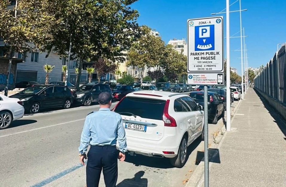 Durrësi aplikon nga sot parkimin me pagesë në rrugët kryesore