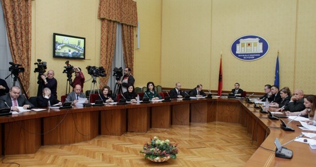 Miratohen taksat, paketa fiskale votohet vetem nga mazhoranca