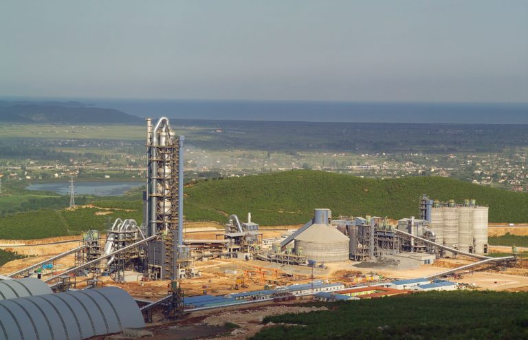 Emetimet e karbonit, prodhimi i çimentos komplikon realizimin e objektivave për Shqipërinë