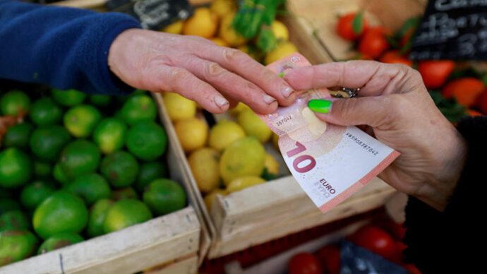 Euro bie në nivelin më të ulët të një viti, ndërsa rënia e naftës lehtëson presionin mbi BQE