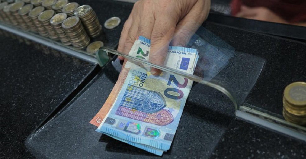 Euro drejt rënies nën 93 lekë, java nis me forcim të mëtejshëm të monedhës vendase