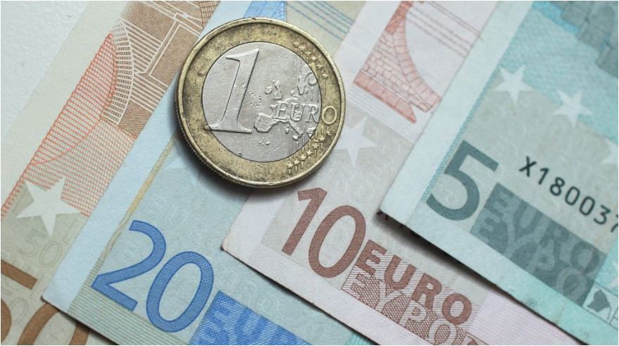 Euro nis javën me një tjetër minimum historik, zbret në 94.3 lekë