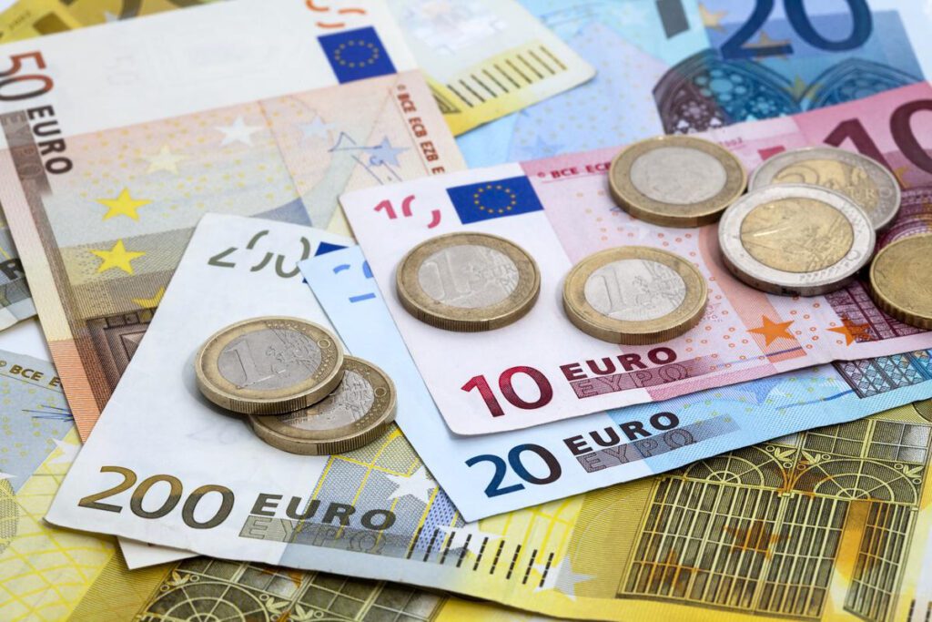 Euro poshtë 93 lekëve, prek minimum të ri historik