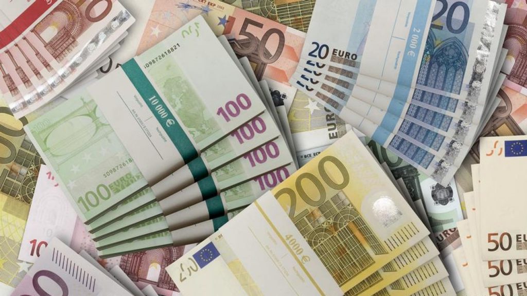 Euro vazhdon të bjerë me ritme të shpejta, këmbehet me 94.62 lekë
