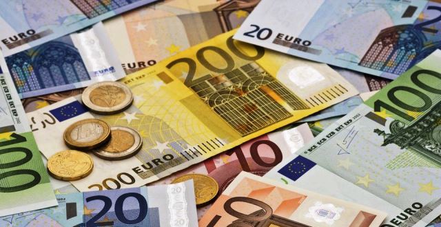Prurjet e emigranteve zhvleresojne Euro-n, zbret nen 121 leke