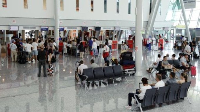 Fluturimet, 10 perqind e shqiptareve ne drejtim te Turqise â€“ Dominojne tregun linjat me Italine