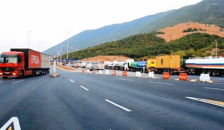 Takse doganore per kedo qe transporton me shume se 200 litra nafte ne kufi