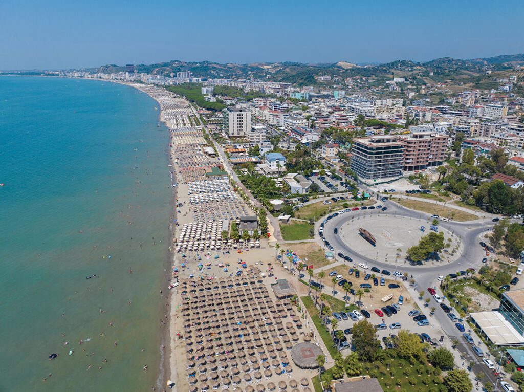Gati 2 mln të huaj hynë në Shqipëri vetëm në korrik, flukset turistike rriten me 7.1 për qind