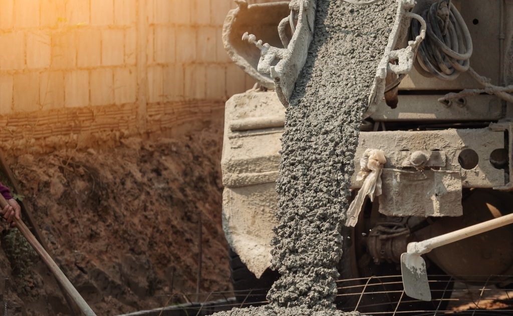 Industria në 2025/ Rritet prodhimi i çimentos, betonit dhe llaçit, bien nafta dhe kromi
