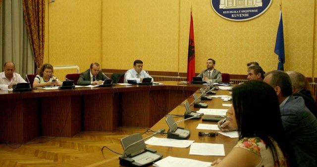 Pagat rriten 5 per qind, perfitojne vetem mesuesit, mjeket dhe infermieret