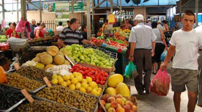 Raporti/ Shqiptaret kursehen per ushqime, por shpenzojne per â€˜luksâ€™