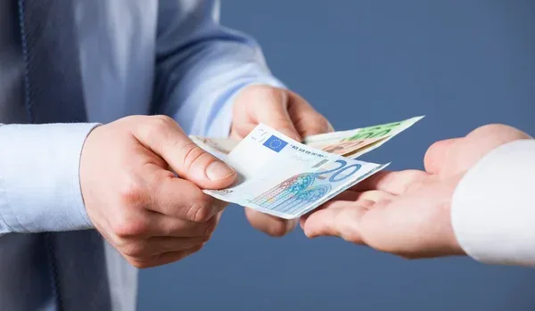 Kosova shtrëngon pagesat cash, kufiri mes bizneseve zbret në 300 euro