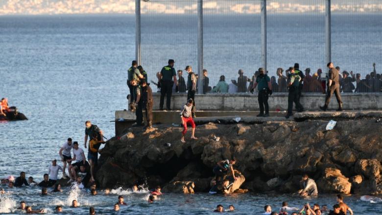 Krizë emigracioni në Spanjë: 49 mijë emigrantë hynë me not në Ceuta, ushtria në terren