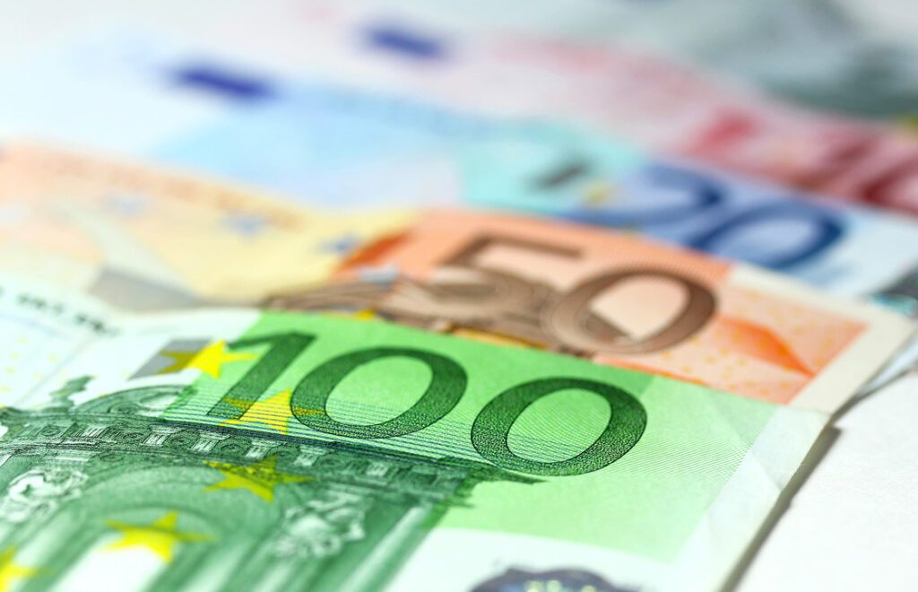 Kursi i Euros e mbyll javën në rënie dhe me një minimum të ri pranë 92.5 lekëve
