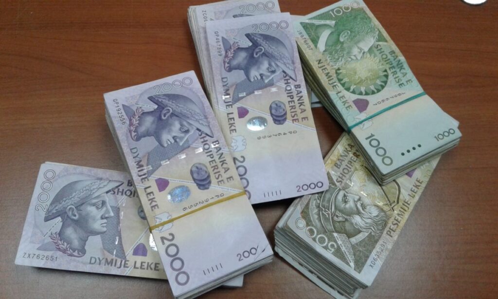 Leku thyen rekord global në kursin ndaj euros ne 10 vite