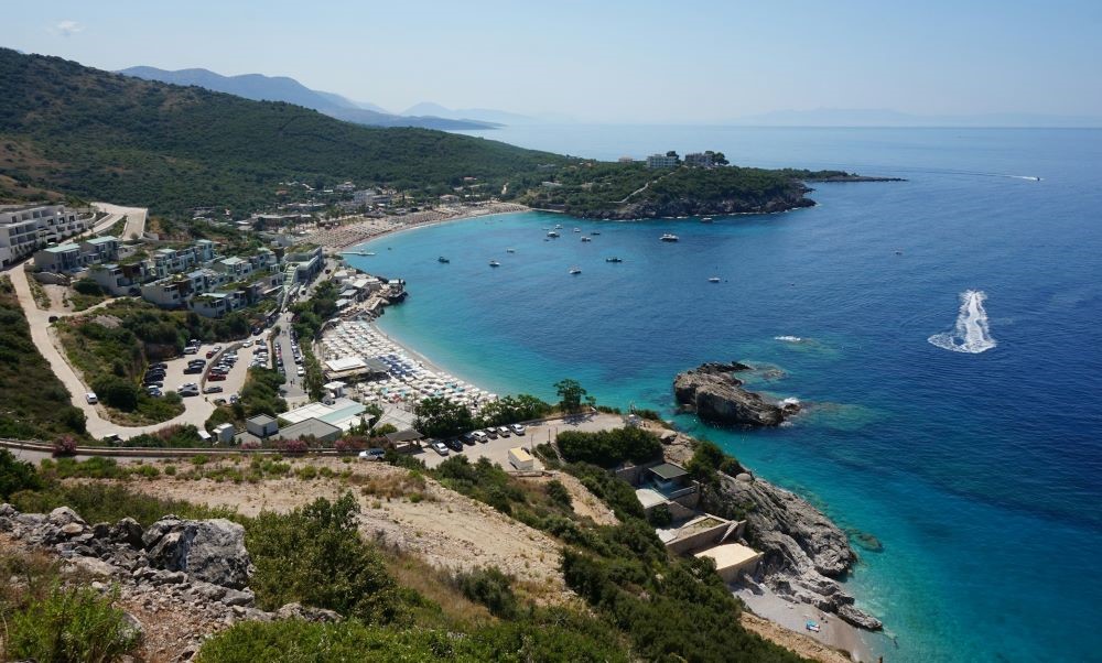 Ligji i ri i turizmit: Çfarë ndryshon për strukturat akomoduese dhe stacionet e plazhit