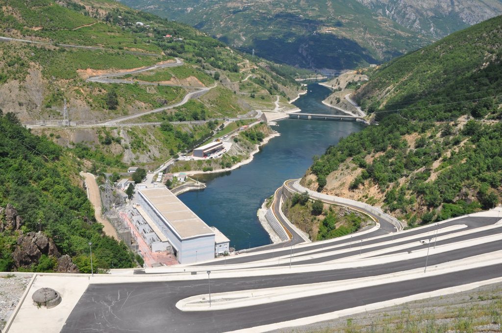 Më pak ujë dhe energji, hidrocentralet pa rezervuar rrezikojnë rënie të prodhimit me 20 për qind