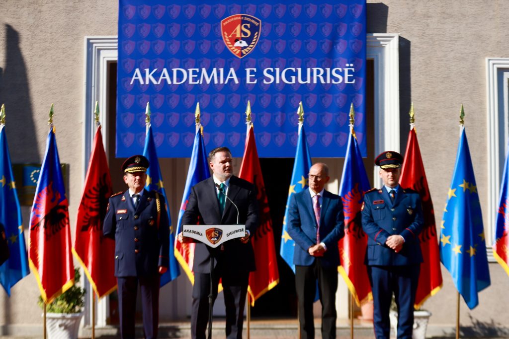 Ministri Demo: Së shpejti rritje e konsiderueshme pagash për punonjësit e policisë
