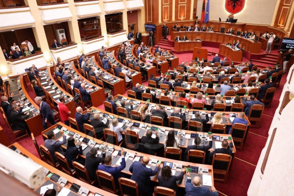 Miratohet me 85 vota pro ndarja e re territoriale, 46 bashki dhe 71 qytete
