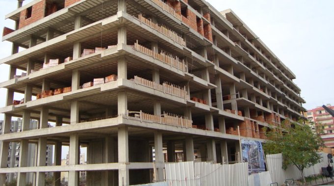 Paradoksi; Kerkesa ne renie, ndertimet ne rritje, por sektori nuk ndalet