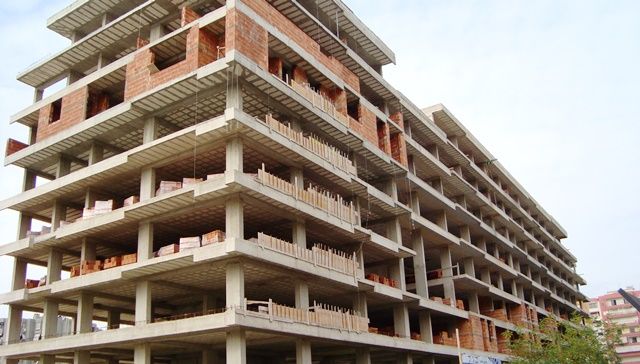 Mashtruan tatimet me 1 milion dollare, pranga ndertuesve ne Tirane