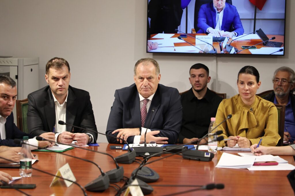Ndërtimet pa leje, shteti do të përfundojë objektet e konfiskuara dhe do t’ua dorëzojë blerësve