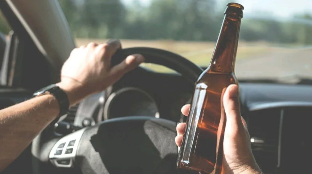 Ndryshon Kodi Rrugor, forcohen rregullat për alkoolin dhe përdorimin e celularit në timon