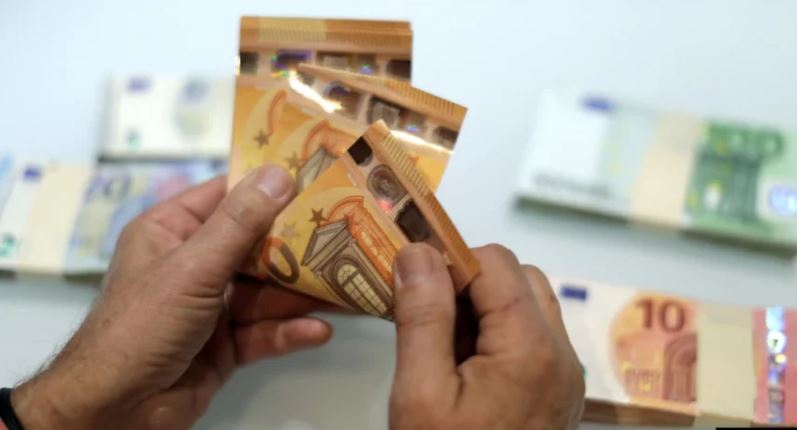 Nuk ndalet rënia e Euros, arrin minimum të ri historik pranë 92.4 lekëve
