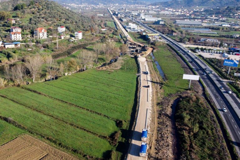 OECD: Shqipëria ka dendësinë më të ulët të rrjetit rrugor dhe hekurudhor në Ballkanin Perëndimor