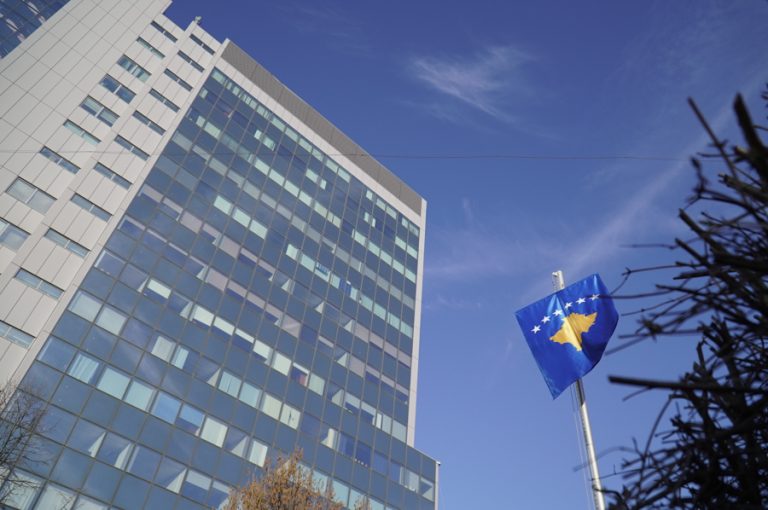 Pagë e 13 dhe shtesa e përvojës, Qeveria e Kosovës rialokon 102 mln euro