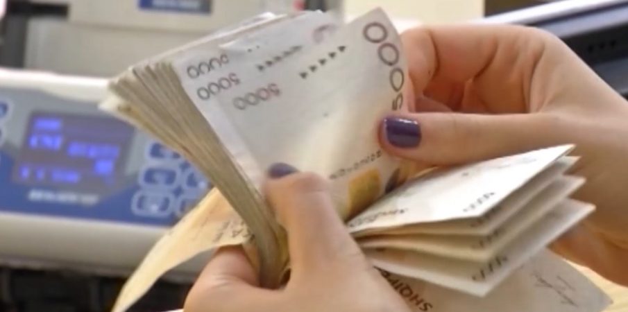Bankat keshillojne qytetaret: Evitoni perdorimin e kartemonedhave